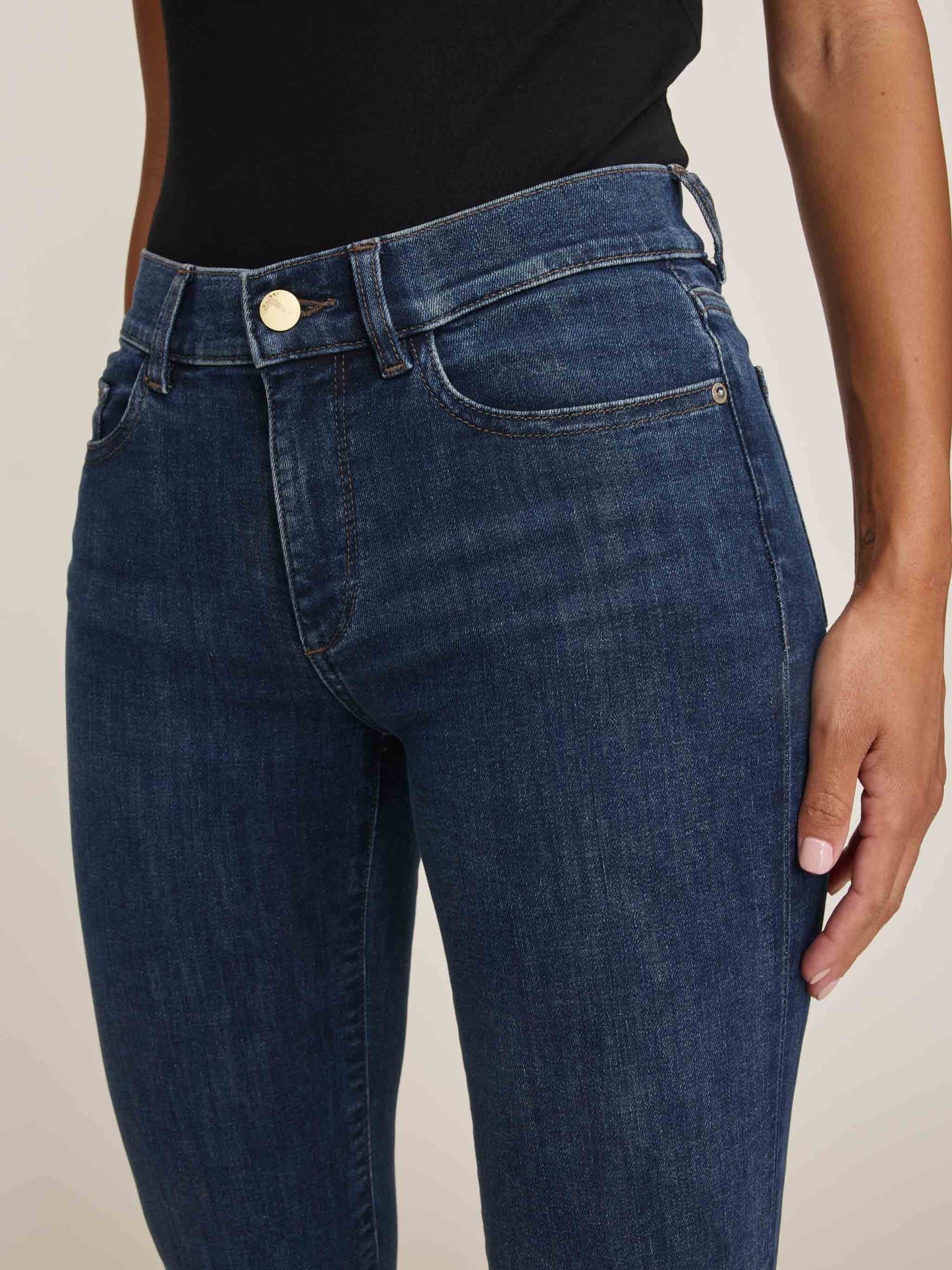 Mara Straight Mid Rise Instasculpt™ 31" Jeans
