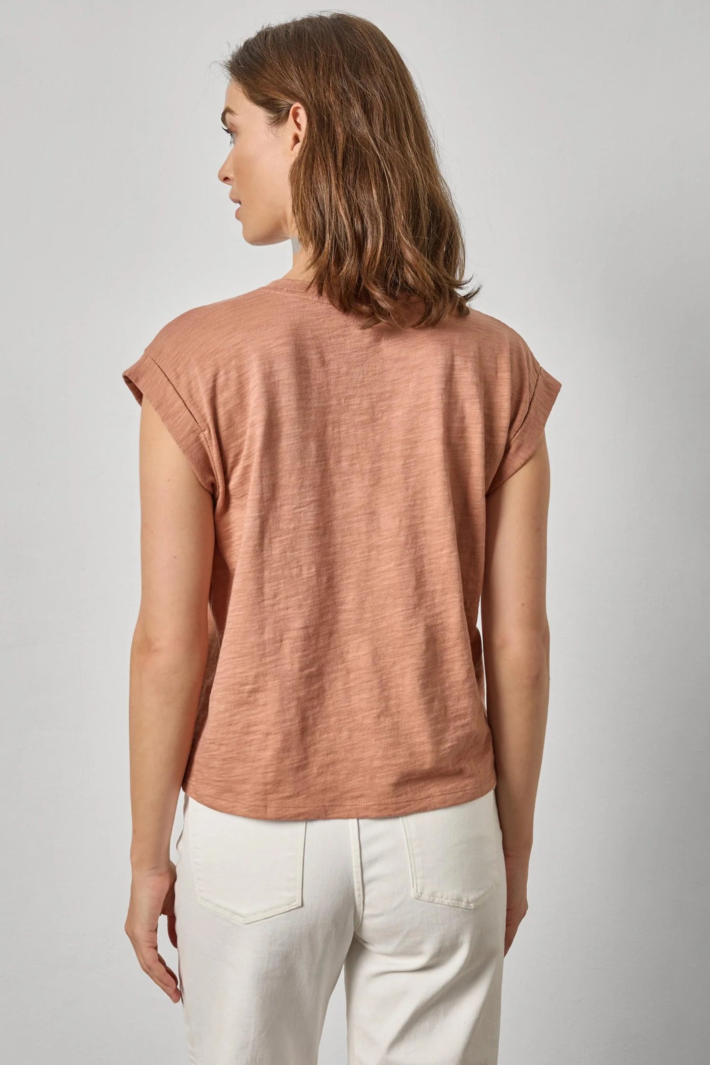 CUFFED SLEEVE V-NECK - Carob