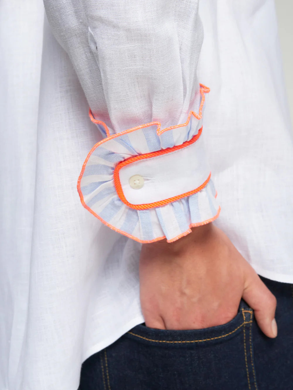 WHITE SHIRT WITH RUFFLED CUFFS