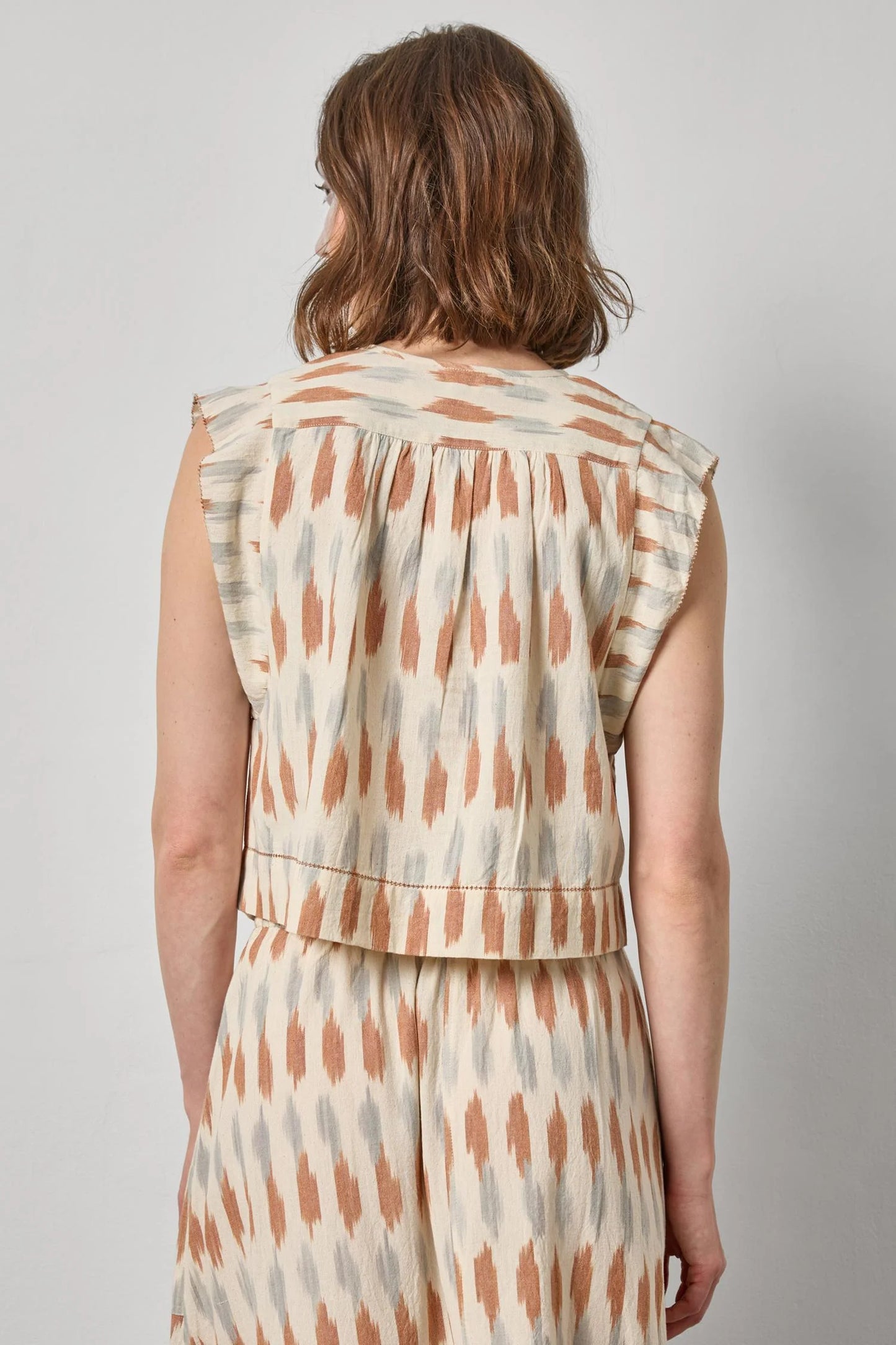 IKAT SHIRRED SHOULDER TOP - Carob Ikat
